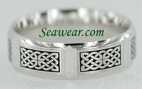 bevel view of Celtic knot panel wedding band